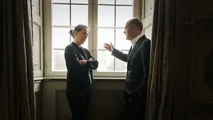 Bundeskanzler Olaf Scholz im Gespräch mit Annalena Baerbock, Bundesministerin des Auswärtigen, während der Kabinettsklausur auf Schloss Meseberg.