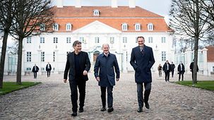 Robert Habeck, Bundesminister für Wirtschaft und Klimaschutz, Bundeskanzler Olaf Scholz und Christian Lindner, Bundesminister der Finanzen, auf Schloss Meseberg.