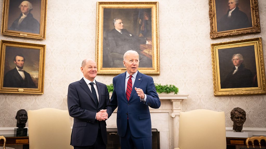 Le chancelier fédéral Olaf Scholz et le président des États-Unis Joe Biden se serrent la main dans le bureau Ovale.