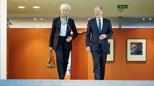 Federal Chancellor Olaf Scholz in conversation with Christine Lagarde, President of the European Central Bank (ECB).