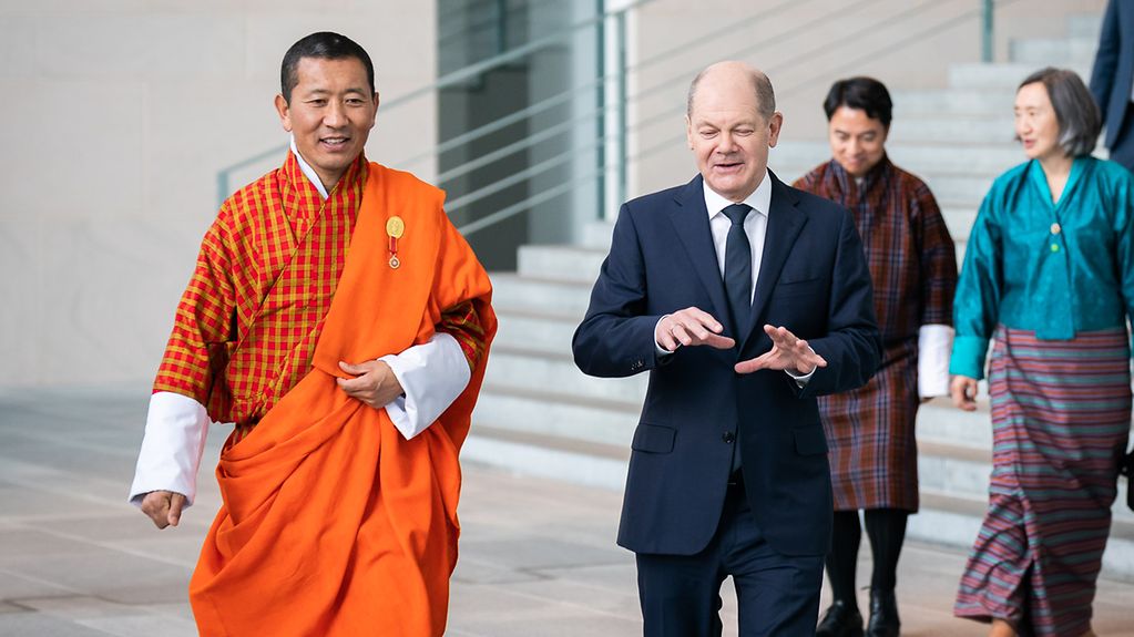 Le chancelier allemand Olaf Scholz en compagnie du premier ministre du Bhoutan, Lotay Tshering