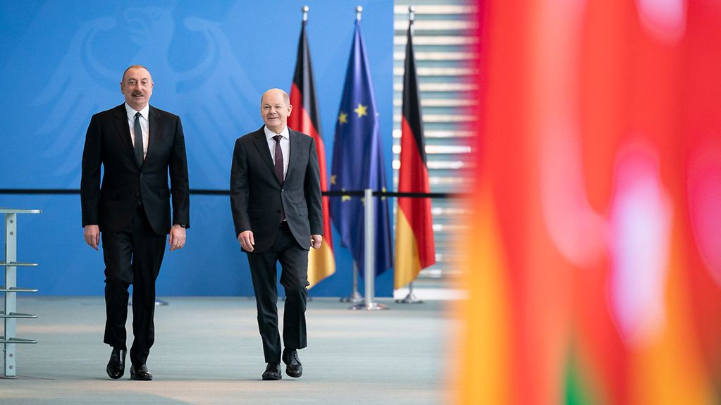 Bundeskanzler Olaf Scholz mit dem Staatspräsidenten der Republik Aserbaidschan, Ilham Alijew