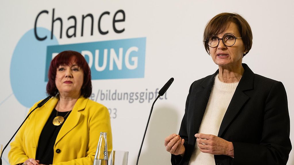 Bundesbildungsministerin Bettina Stark-Watzinger gemeinsam mit Astrid-Sabine Busse, Senatorin für Bildung, Jugend und Familie in Berlin.