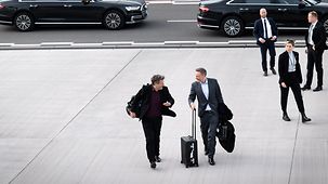 Robert Habeck, Bundesminister für Wirtschaft und Klimaschutz, mit Christian Lindner, Bundesminister der Finanzen, auf dem Flughafen.