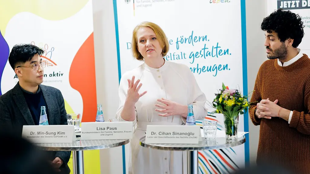 Bundesministerin Paus spricht in der Geschäftsstelle des Vereins GePGeMi in Berlin.