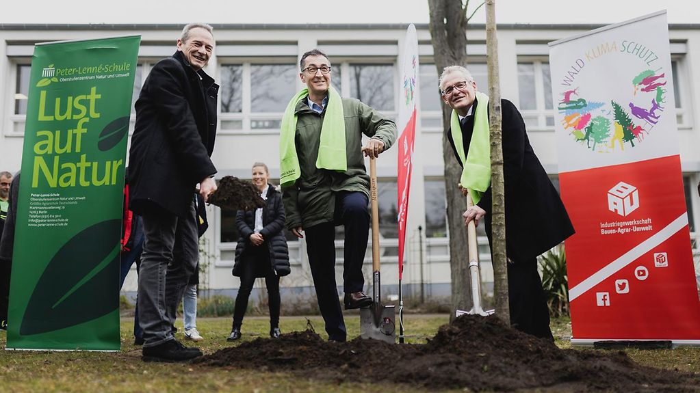 Bundeslandwirtschaftsminister Özdemir nimmt an einer Baumpflanzaktion zum Tag des Waldes in der Peter-Lenne-Schule Oberstufezentrum Natur und Umwelt in Berlin teil. 
