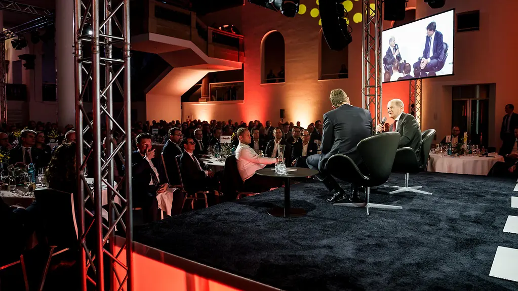 Bundeskanzler Olaf Scholz im Gespräch mit dem Chefredakteur der Rheinischen Post, Moritz Döbler, im Ständehaus in Düsseldorf.