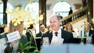 Bundeskanzler Olaf Scholz im Gespräch beim Ständehaus-Treff in Düsseldorf.