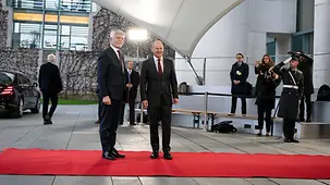 Bundeskanzler Olaf Scholz im Gespräch mit Petr Pavel, Tschechiens Präsident.