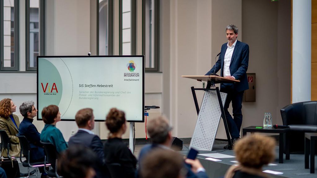 Staatssekretär Steffen Hebestreit bei seiner Rede bei der Veranstaltung "Vielfalt im Amt"