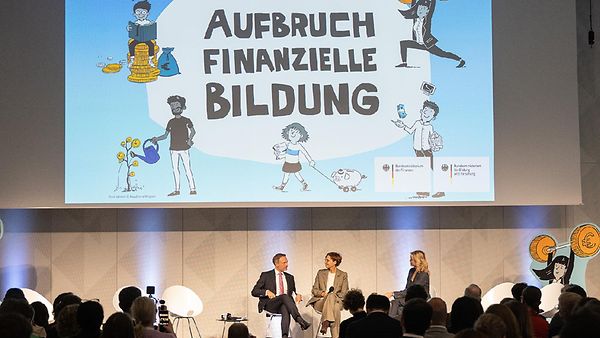 Bundesministerin Bettina Stark-Watzinger und Bundesminister Christian Lindner beim "Aufbruch finanzielle Bildung".