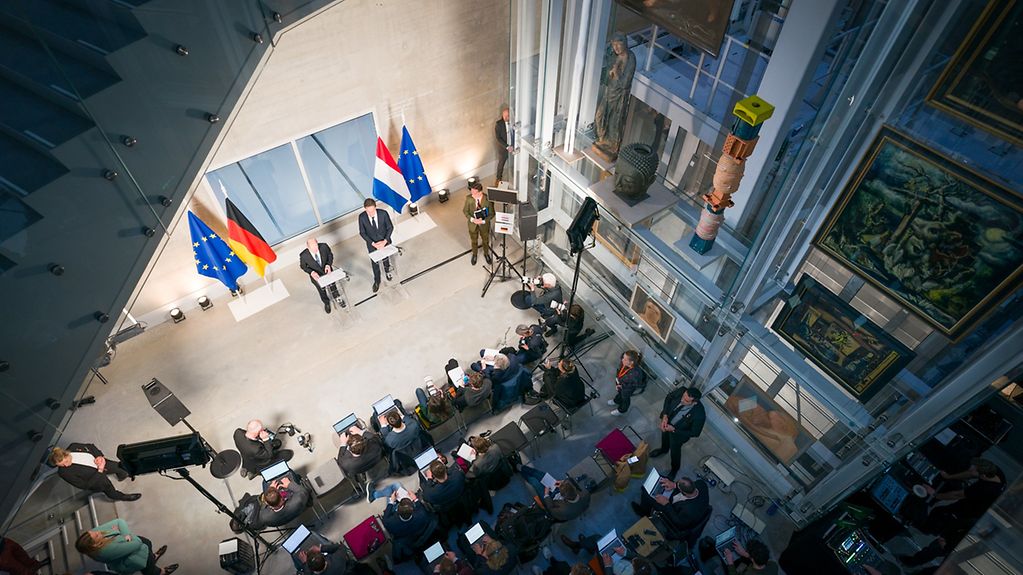 Bundeskanzler Scholz und Ministerpräsident Rutte während ihrer Pressekonferenz in Rotterdam - Foto von oben