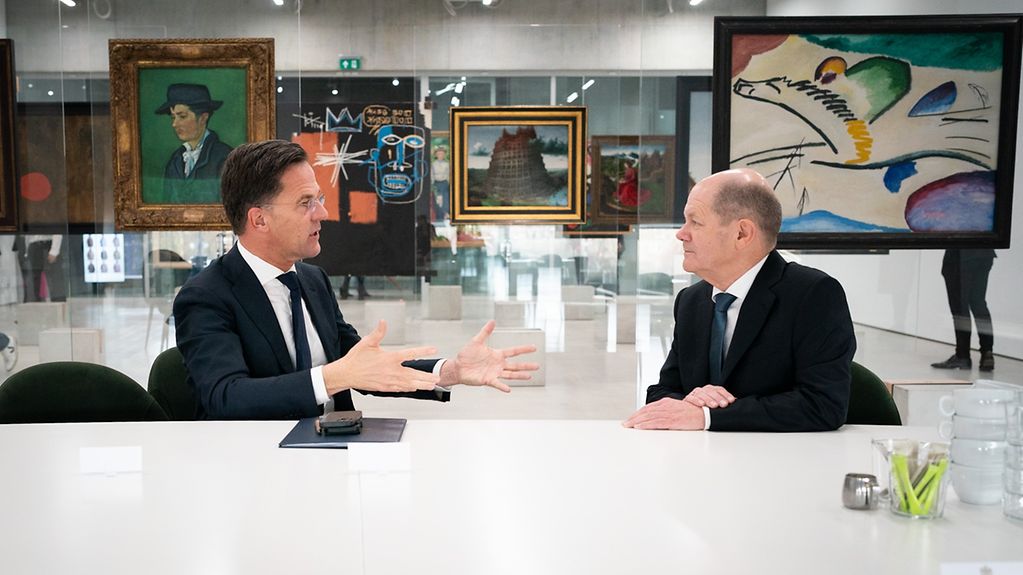 Bundeskanzler Scholz und Ministerpräsident Rutte im Gespräch im Gebäude des Kunstdepot Boijmans van Beuningen in Rotterdam.