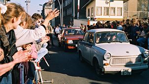 DDR-Bürger beim Grenzübergang mit ihren Autos nach West-Berlin.