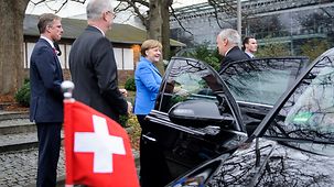 Bundeskanzlerin Angela Merkel begrüßt den Schweizer Bundespräsidenten Johann Schneider-Ammann vor der Messe Hannover.