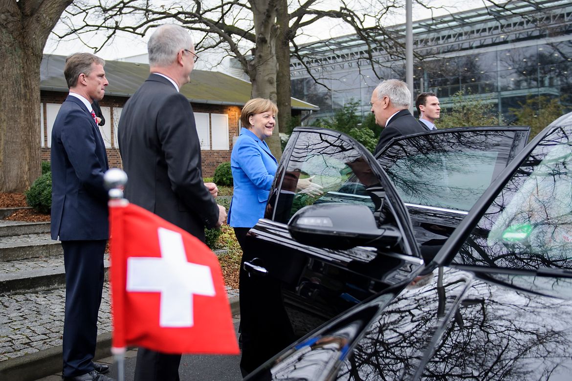 Bundeskanzlerin Angela Merkel begrüßt den Schweizer Bundespräsidenten Johann Schneider-Ammann vor der Messe Hannover.