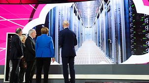 Bundeskanzlerin Angela Merkel und der Schweizer Bundespräsident Johann Schneider-Ammann am Stand der Telekom AG.