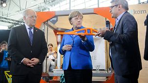Bundeskanzlerin Angela Merkel und der Schweizer Bundespräsident Johann Schneider-Ammann am Stand des 3D-Drucker Herstellers BigRep.