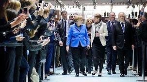 Bundeskanzlerin Angela Merkel unterhält sich mit der Vorsitzenden der Geschäftsführung von IBM Deutschland, Martina Koederitz.
