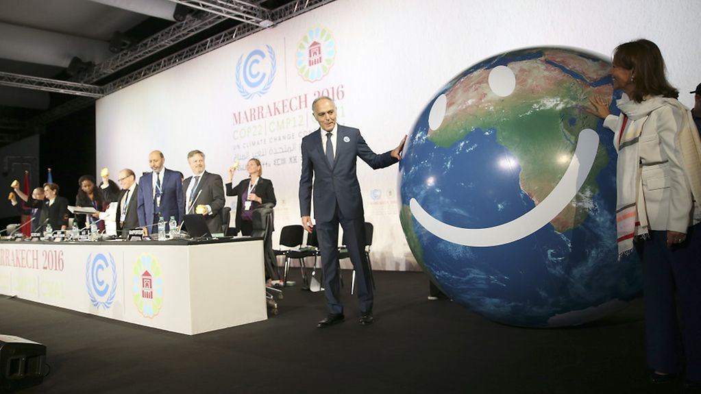 La ministre française de l’Environnement Ségolène Royal en compagnie du président de la conférence de Marrakech Salaheddine Mezouar devant un globe