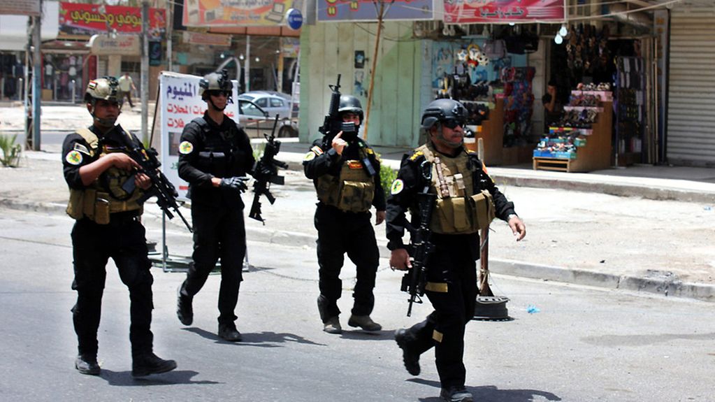 Sicherheitskräfte patrouillieren auf den Straßen in Bagdad um mögliche Angriffe der ISIS zu verhindern