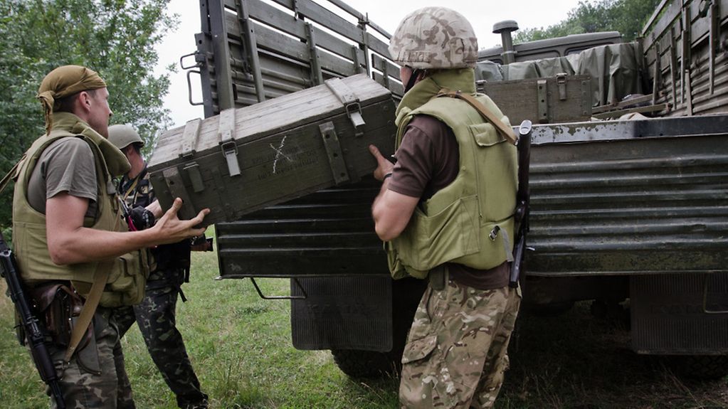 Die ukrainische Armee transportiert Waffen ab