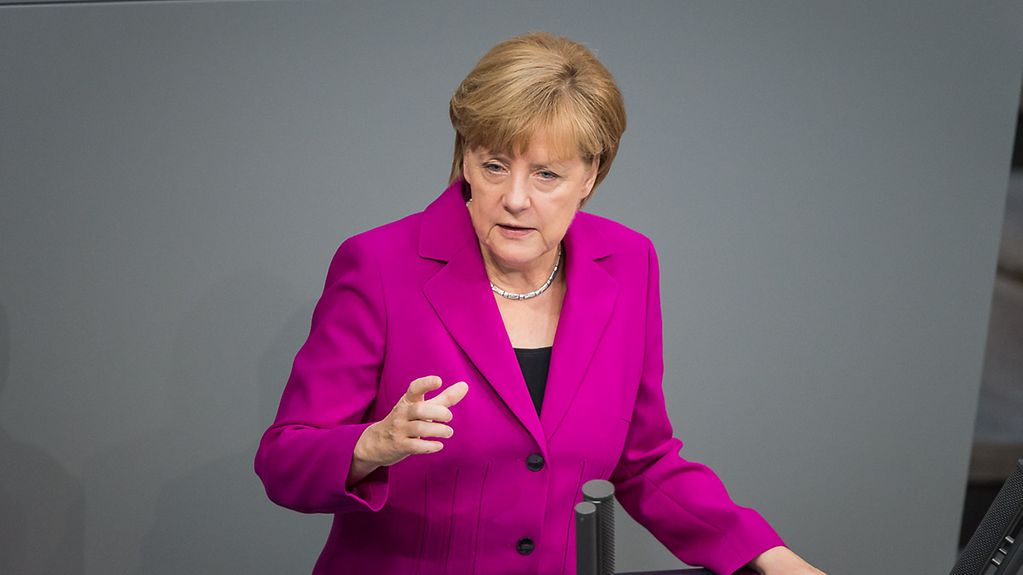 Bundeskanzlerin Angela Merkel am Rednerpult im Bundestag
