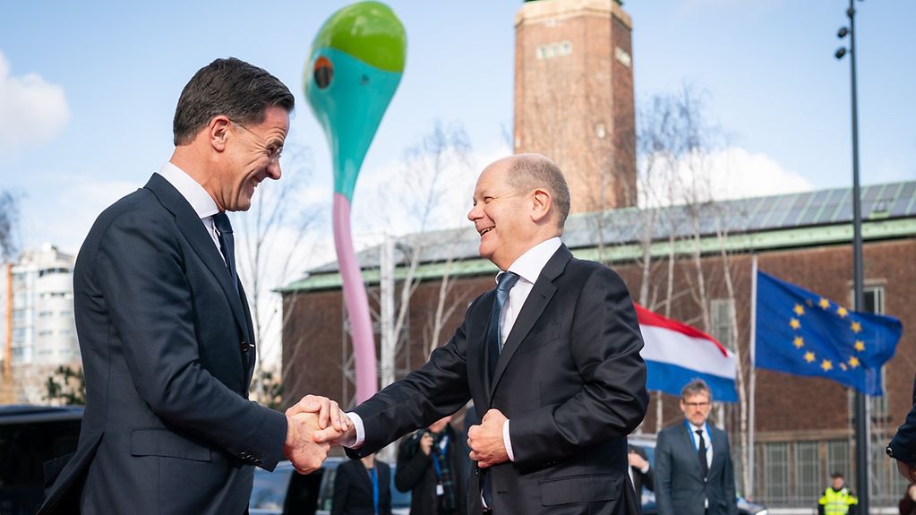 Le premier ministre Mark Rutte accueille le chancelier Olaf Scholz à Rotterdam.