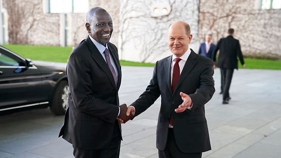 Bundeskanzler Olaf Scholz mit Kenias Präsident William Ruto