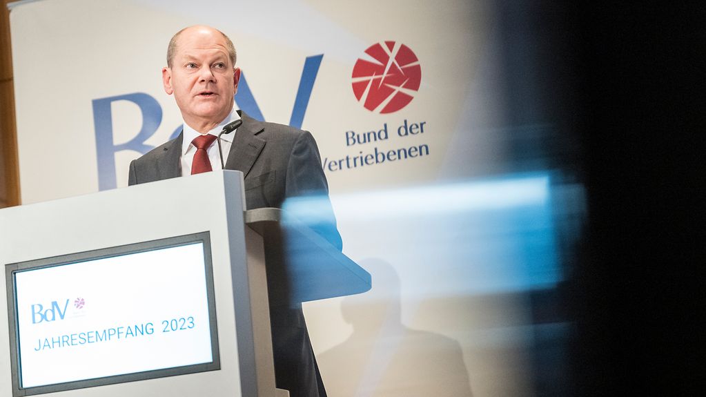 Bundeskanzler Olaf Scholz hält eine Festrede beim Bund des Vertriebenen