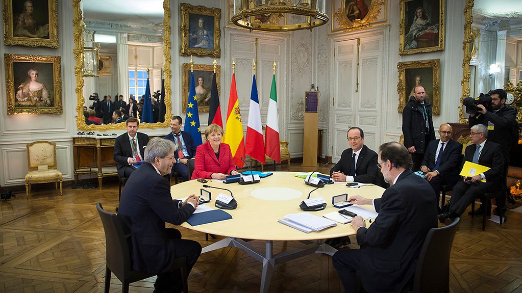 Merkel, Gentiloni, Hollande und Rajoy an rundem Tisch in Versailles.