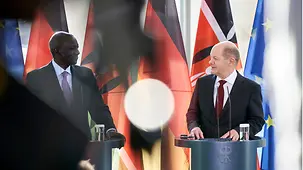 Bundeskanzler Olaf Scholz mit dem Staatspräsidenten der Republik Kenia, William Ruto, bei gemeinsamer Pressekonferenz.