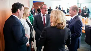 Bundeskanzler Olaf Scholz im Vorfeld der Kabinettssitzung im Gespräch mit Hubertus Heil, Nancy Faeser, Boris Pistorius, und Svenja Schulze.