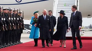 König Charles III. und Königin-Gemahlin Camilla des Vereinigten Königreichs Großbritannien und Nordirland bei der Ankunft auf dem Flughafen.