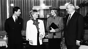 Bundeskanzler Helmut Kohl empfängt den britischen Prinzen Charles und seine Gattin Prinzessin Diana im Kanzlerbungalow.
