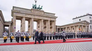 König Charles III. und und Bundespräsident Frank-Walter Steinmeier beim Empfang am Brandenburger Tor.