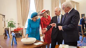 König Charles III. und Königin-Gemahlin Camilla des Vereinigten Königreichs Großbritannien und Nordirland im Schloss Bellevue.