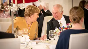 König Charles III. im Gespräch mit Angela Merkel.