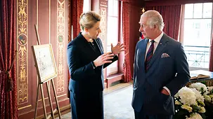 König Charles III. mit Franziska Giffey, Berlins Regierender Bürgermeisterin.