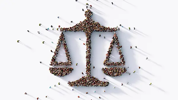Eine Menschenmenge bildt auf einem weißen Hintergrund die Waage der Justitia. 