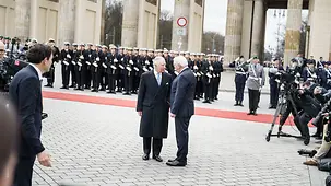 König Charles III. und und Bundespräsident Frank-Walter Steinmeier beim Empfang am Brandenburger Tor.
