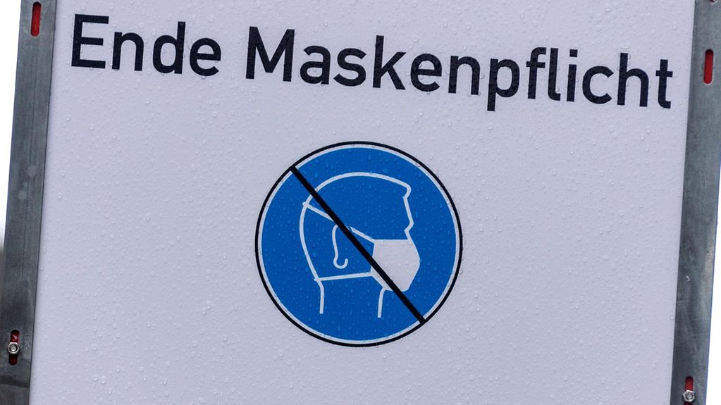 Ein Hinweisschild weist auf das Ende der Maskenpflicht hin.