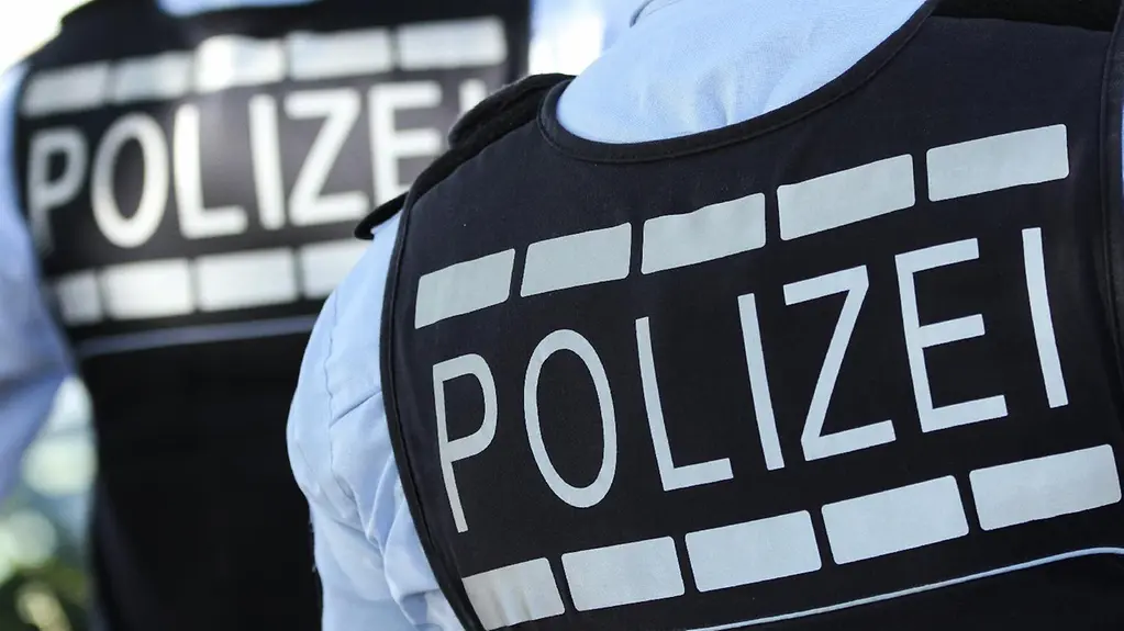 In Polizei-Westen gekleidete Polizisten