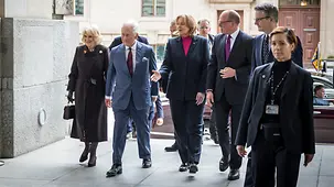 Bärbel Bas, Präsidentin des Deutschen Bundestags, begrüßt König Charles III. und Königin-Gemahlin Camilla des Vereinigten Königreichs Großbritannien und Nordirland.