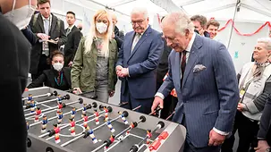 König Charles III. und Bundespräsident Steinmeier besuchen das Ukraine-Ankunftszentrum in Berlin-Tegel.