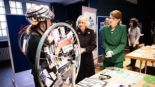 Königin-Gemahlin Camilla des Vereinigten Königreichs Großbritannien und Nordirland und Elke Büdenbender, Ehefrau des Bundespräsidenten, beim Refugio.