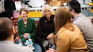 Königin-Gemahlin Camilla des Vereinigten Königreichs Großbritannien und Nordirland und Elke Büdenbender, Ehefrau des Bundespräsidenten, beim Besuch des "Refugio".