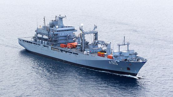 Das Führungsschiff der Standing NATO Maritime Group 2 (SNMG 2), Einsatzgruppenversorger Bonn, im Einsatz zur Seeraumüberwachung in internationalen Gewässern in der Ägäis.