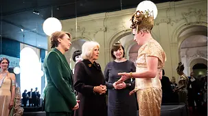 Königin-Gemahlin Camilla des Vereinigten Königreichs Großbritannien und Nordirland und Elke Büdenbender, Ehefrau des Bundespräsidenten, beim Besuch der Komischen Oper.