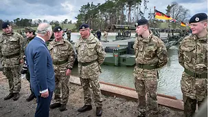 König Charles III. des Vereinigten Königreichs Großbritannien und Nordirland besucht das deutsch-britische Pionierbrückenbataillon 130.